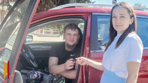 «Надо адаптироваться и жить дальше»: участник СВО из Воронежской области получил автомобиль на ручном управлении