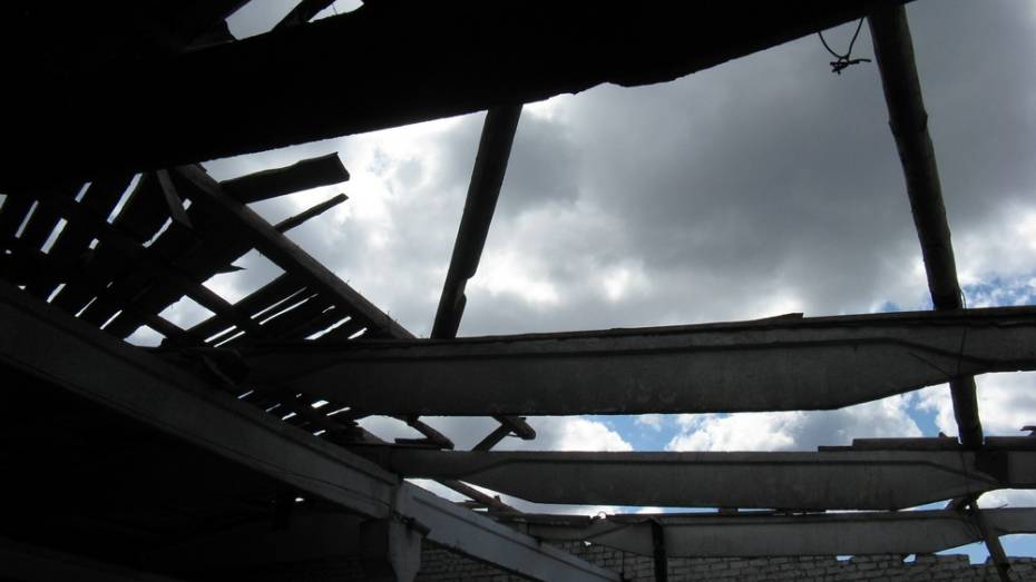 В Нижнедевицком селе ветер раскрыл крыши зерноскладов и мастерской местного предприятия