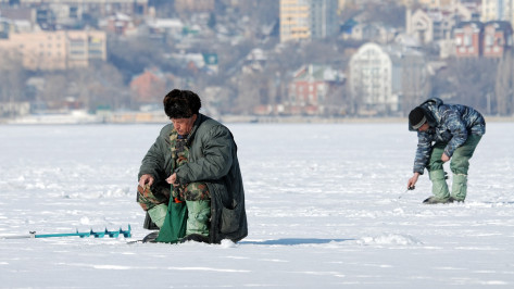 Два рыбака провалились под лед Воронежского водохранилища 20 марта