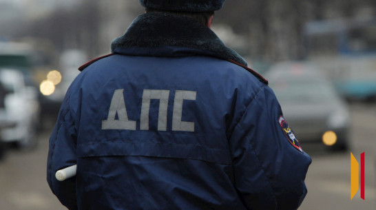 В Воронеже водитель пытался дать полицейскому взятку