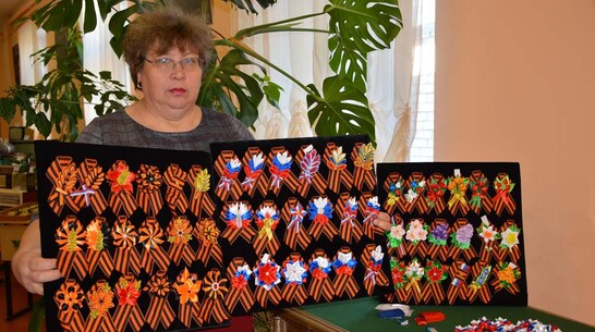 Жительница села Каширское изготовила более 250 брошей из георгиевской ленты