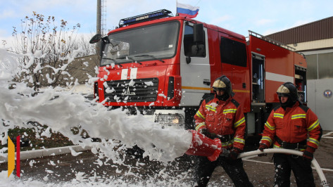 Пожарные лискинского села Средний Икорец получили новый автомобиль МАЗ