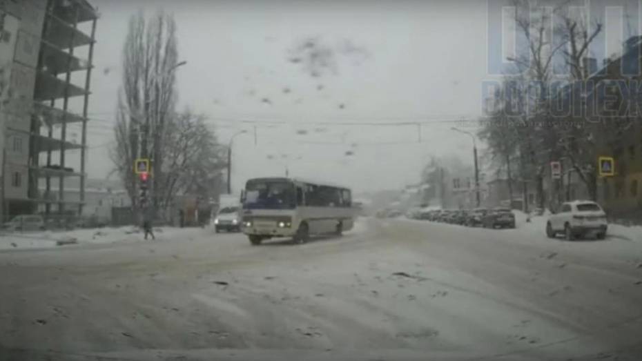 В Воронеже водителя пассажирского ПАЗа оштрафовали за проезд на красный свет
