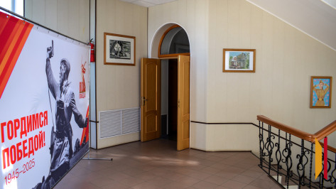 В Лисках детские рисунки к 80-летию Победы выставили в здании администрации