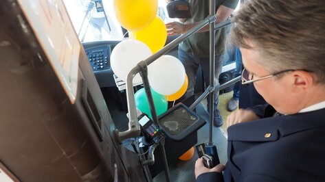 В автобусах «Воронежпассажиртранса» установили терминалы для безналичной оплаты 