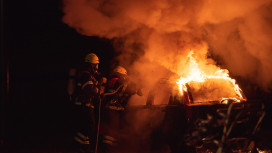 Три машины загорелись ночью возле жилого дома под Воронежем