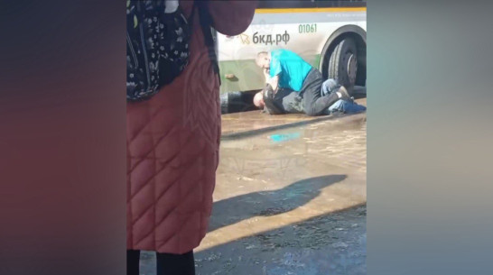 Драку между водителем автобуса и прохожим сняли на видео в Воронеже