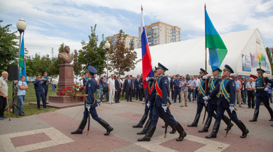 В Воронеже открыли памятник «десантному бате»