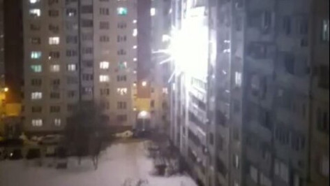В Воронеже фейерверк выстрелил у окна многоэтажки: видео появилось в сети