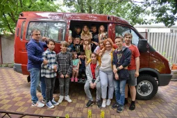 Воронежская семья с 17 детьми получила «Газель» от правительства области
