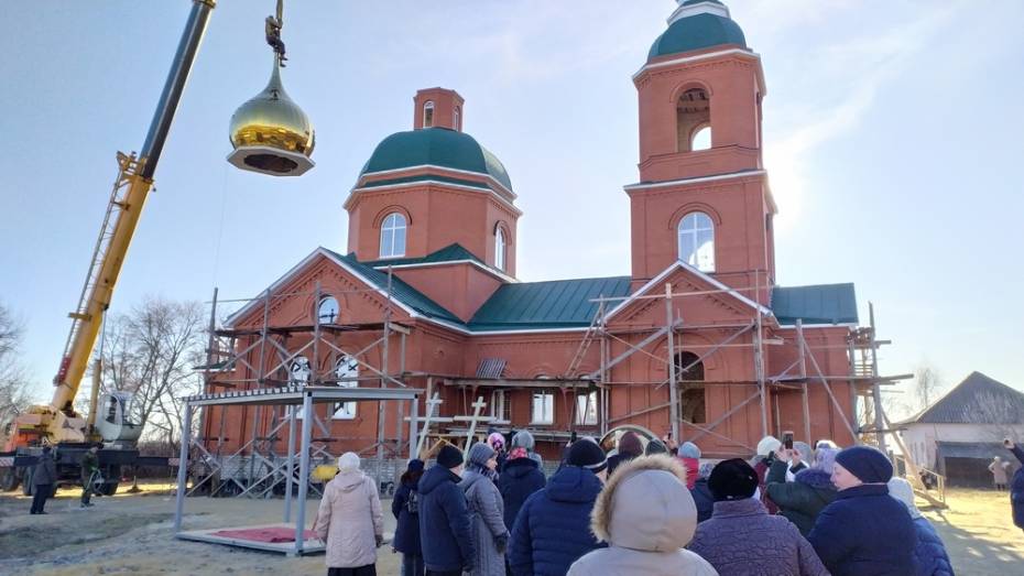 В новоусманском селе Рождественская Хава на строящемся храме установили купола и кресты