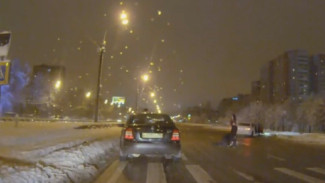В сеть попало видео со сбитой в Воронеже на пешеходном переходе женщиной