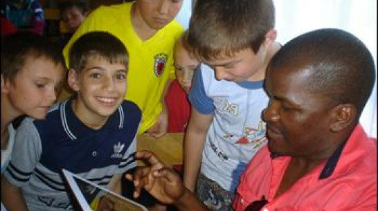 Студент-африканец спел для острогожских сирот песню «Смуглянка»