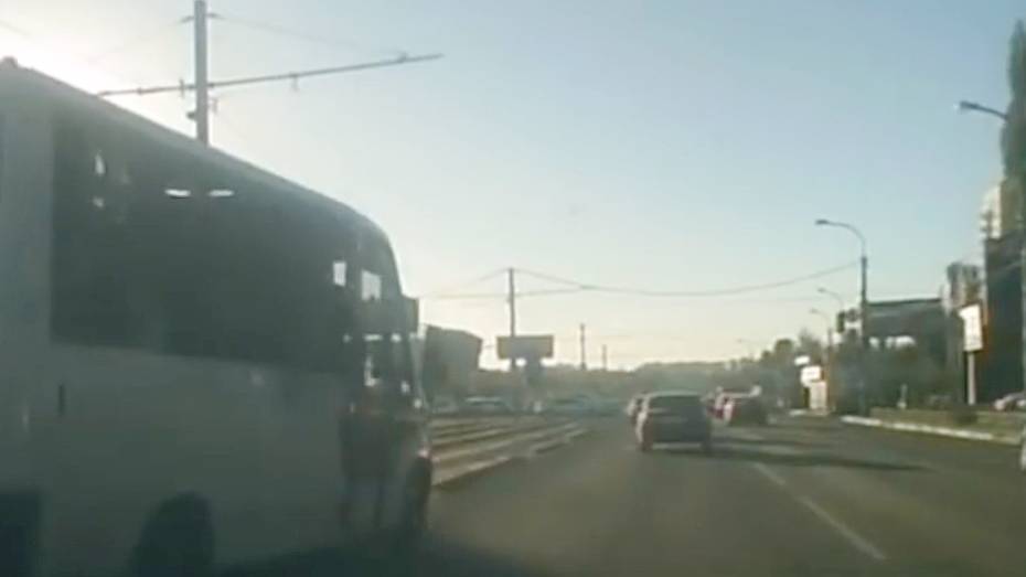 Грубое нарушение ПДД водителем воронежской маршрутки попало на видео