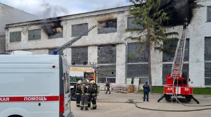 Трое погибли и двое пострадали при пожаре на заводе в Воронеже: на месте работает СК