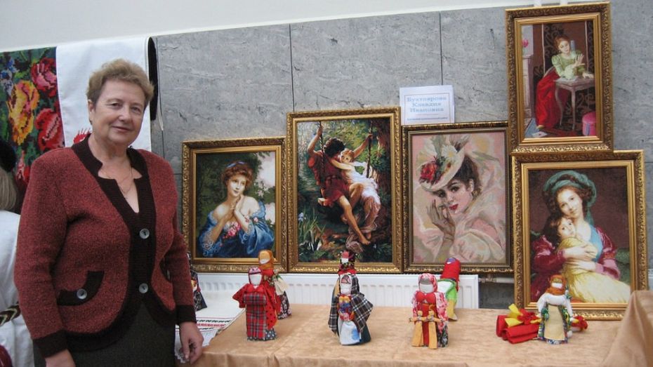 Уроженка Хохольского района вышила копии картин французских художников