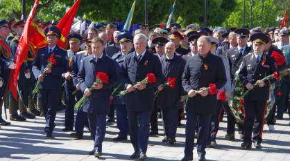 Губернатор Александр Гусев возложил цветы к Могиле Неизвестного Солдата на площади Победы в Воронеже