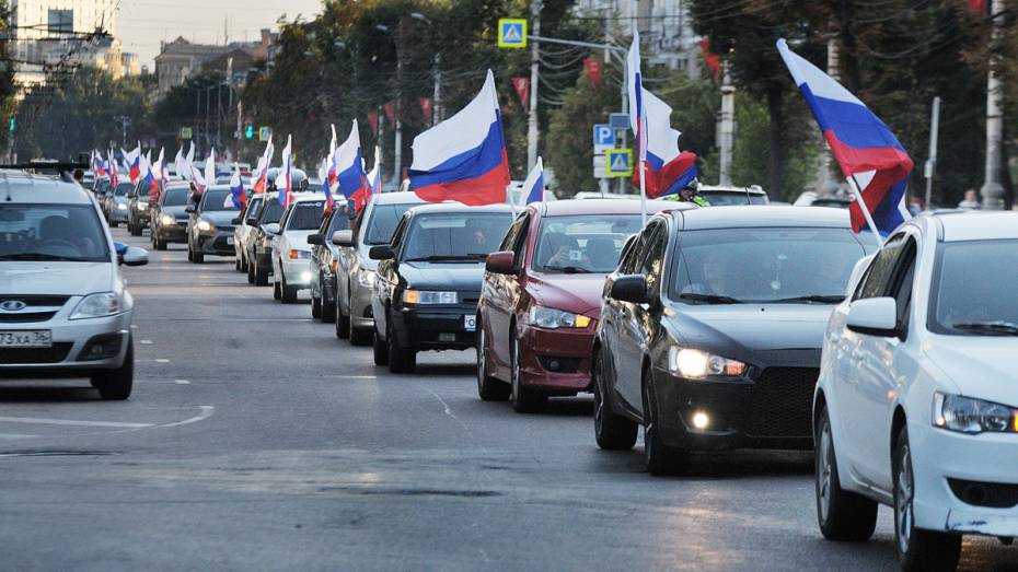 В Воронеже прошел автопробег в честь Дня флага