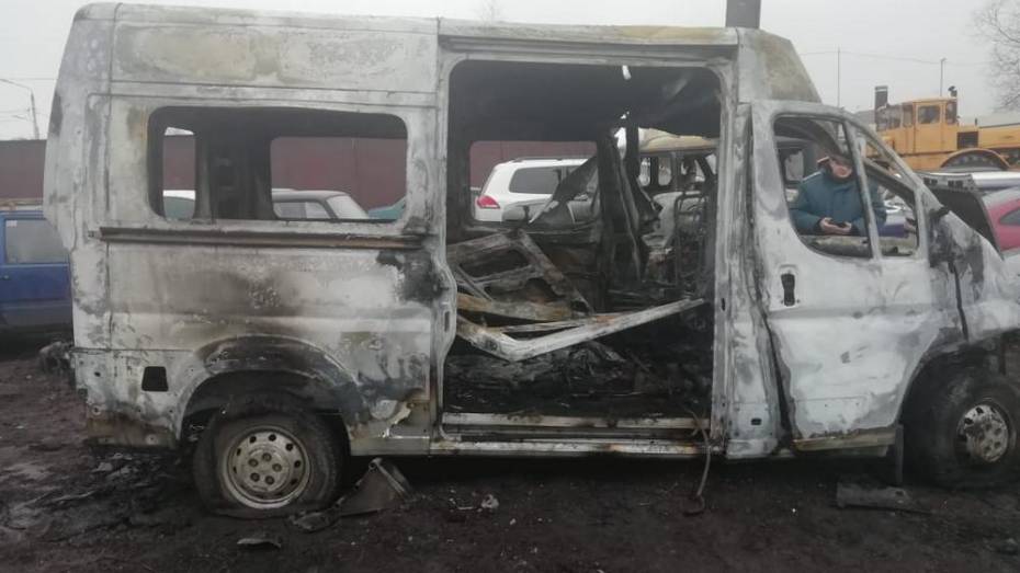 На стоянке ГИБДД в Воронежской области сгорел микроавтобус погибшей в ДТП семьи врачей