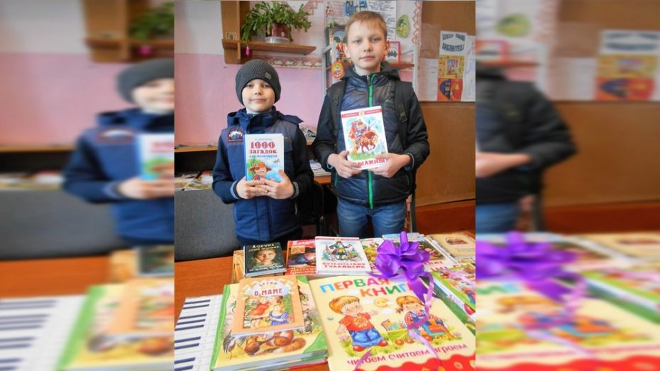 Двое каширских школьников подарили книги сельской библиотеке