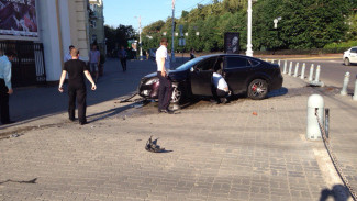 В Воронеже водитель Mazda сбил ограждение у «Спартака»