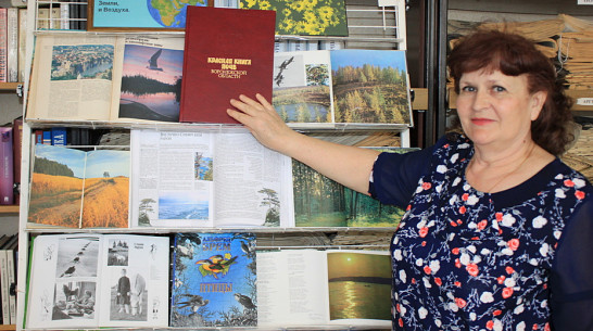 Панинской библиотеке подарили Красную книгу почв Воронежской области