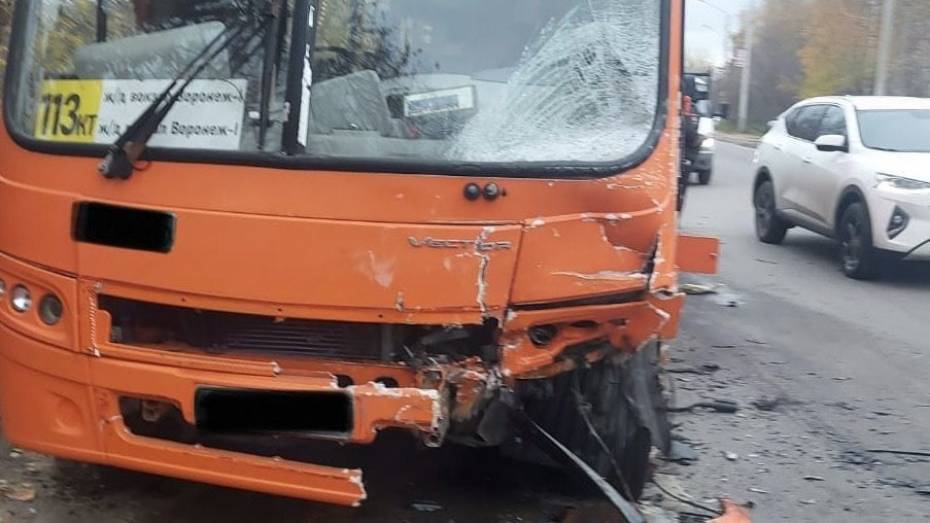 При столкновении Peugeot и автобуса в Воронеже пострадали 5 детей