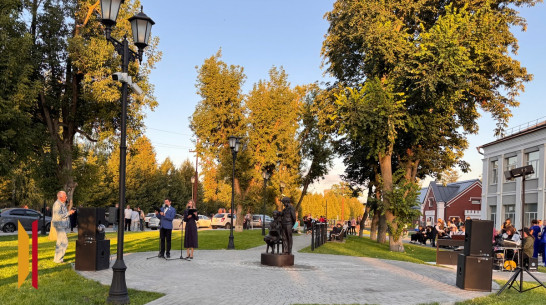 Скульптуру учителям и ученикам открыли под Воронежем