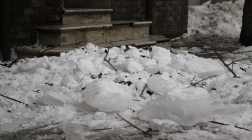 СК возбудил уголовное дело после падения глыбы льда на пенсионерку в центре Воронежа