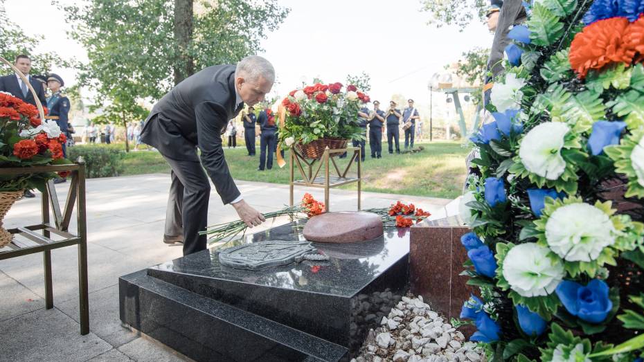 Исполняющий обязанности воронежского губернатора возложил цветы к мемориалу в парке Патриотов в честь Дня ВДВ