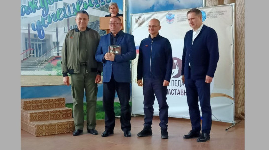 В Луганске врача из Воронежской области наградили памятным знаком ЛНР «Милосердие»