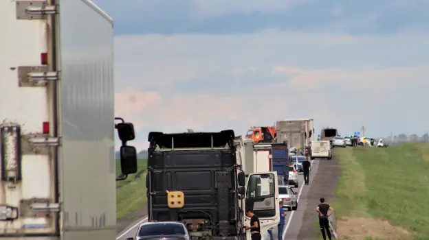 Жесткое ДТП с двумя фурами сковало федеральную трассу М-4 в Воронежской области