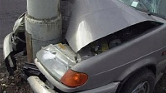 В Лисках «Жигули» врезались в столб