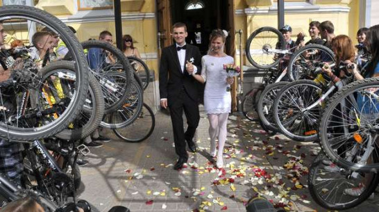 В Воронеже свадебный велокортеж собрал 50 велосипедов и две пары роликов