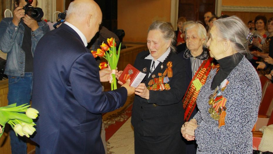 В Семилуках ветераны получили первые юбилейные медали к 70-летию победы