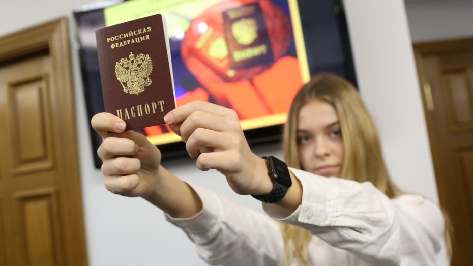 Первые паспорта вручили юным воронежцам в региональном парламенте
