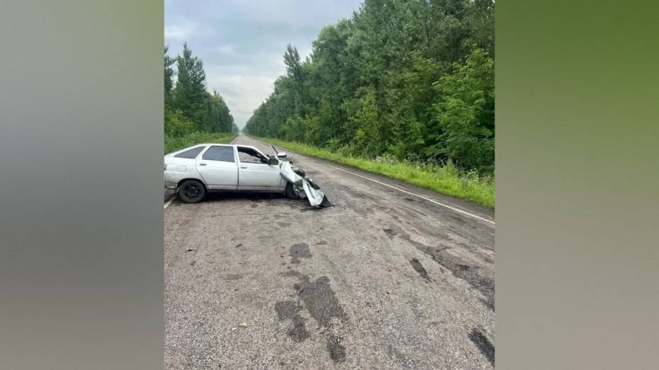 На воронежской трассе лоб в лоб столкнулись Volkswagen и Chevrolet: погиб мужчина