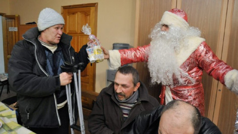 Воронежские бездомные попросили на Новый год командирские часы и духи 