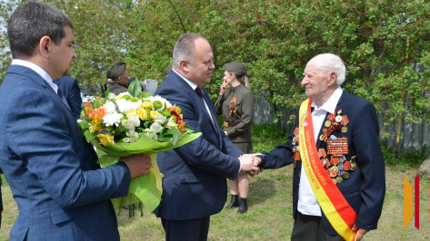 В Бутурлиновском районе 100-летнему ветерану ВОВ присвоили звание почетного гражданина Воронежской области