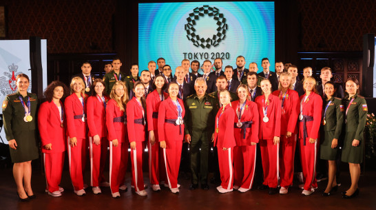 Министр обороны РФ вручил медаль воронежской гимнастке