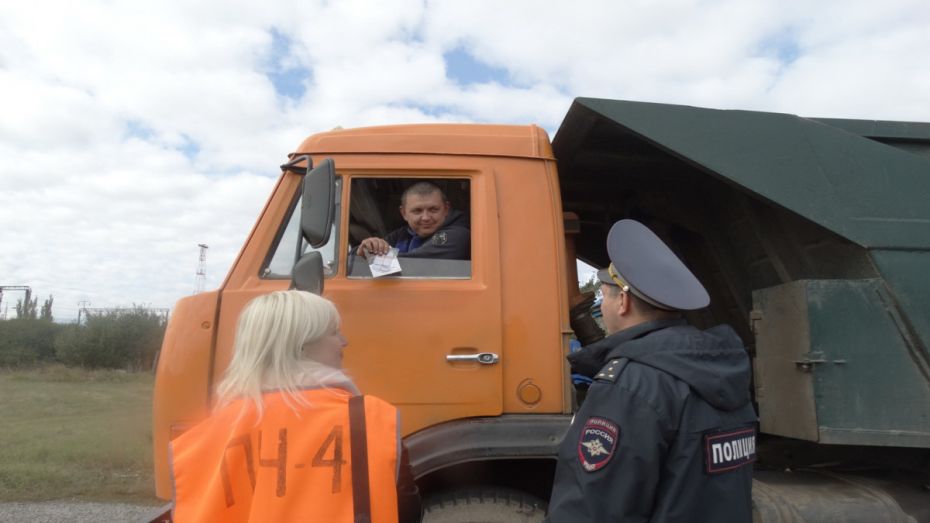 В Бобровском районе железнодорожники напомнили о правилах безопасности на переездах