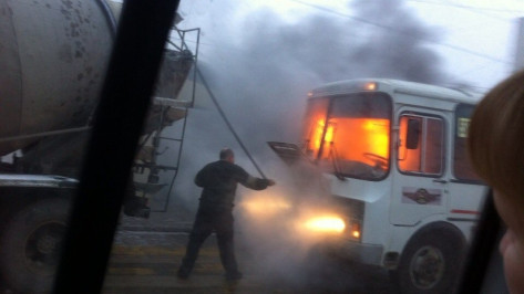 В Воронеже водитель бетономешалки помог потушить горевшую маршрутку