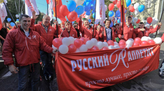 На параде в честь Дня города колонну «Русского аппетита» возглавил богатырь