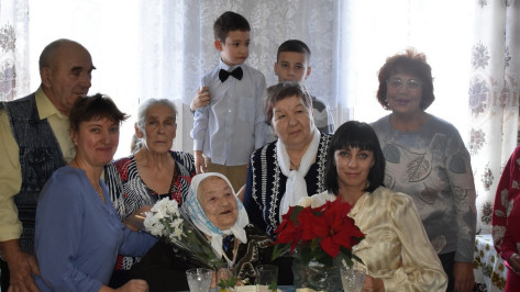 «Какая я счастливая!» Жительница Воронежской области на свой 100-летний юбилей собрала большое застолье