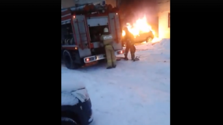 В Сети появилось видео тушения иномарки под окнами многоэтажки в Воронеже