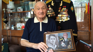 Ушел на войну в 16 лет, дважды пересекал экватор: ветеран Александр Мозговой отметил в Воронеже 100 лет