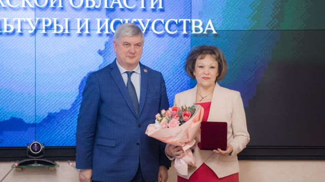 Губернатор Александр Гусев наградил 11 воронежских деятелей культуры и искусства