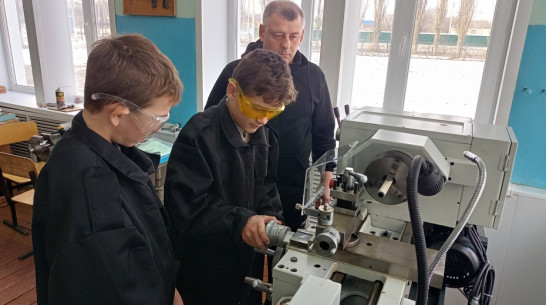 Для сельской школы Бобровского района приобрели токарный станок
