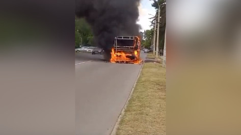 В Воронеже из-за короткого замыкания дотла сгорел пассажирский автобус