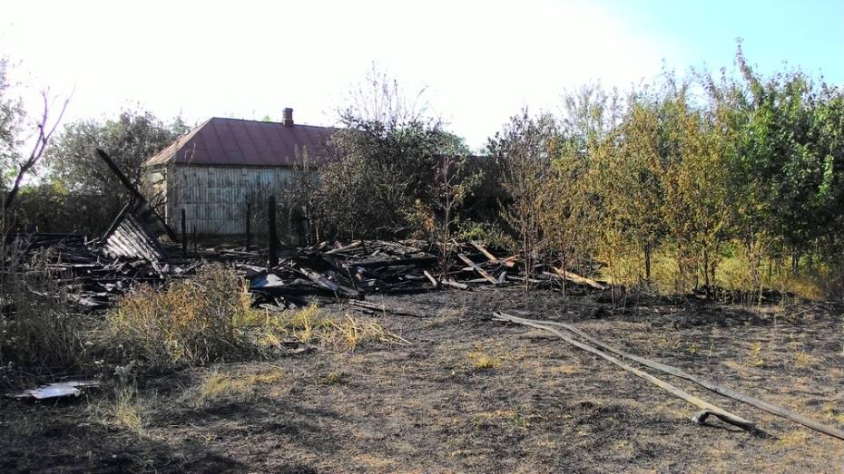 В Бобровском районе при пожаре сгорели 3 сарая
